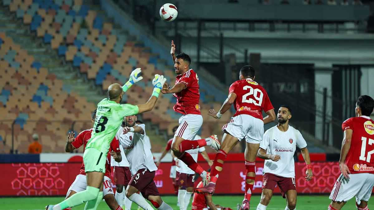 نجم الأهلي المصري يبكي في غرفة خلع الملابس 