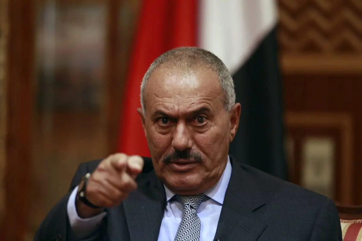 بالصورة..  يمنيون يتعاركون على حصان صالح الذهبي