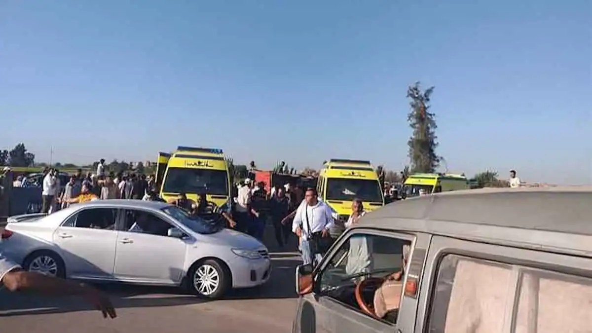 انقلاب حافلة يخلف قتيلاً و27 مصاباً في مصر (صور)