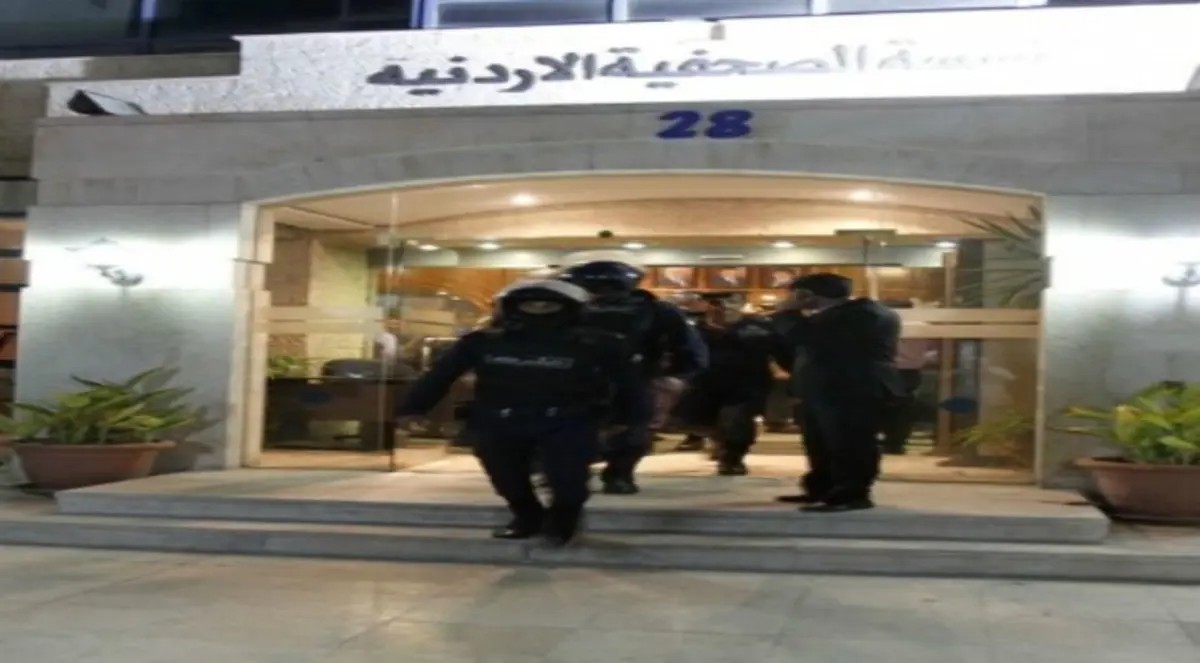 الرأي تنتفض وتحجب أخبار الحكومة بعد اقتحام مبناها