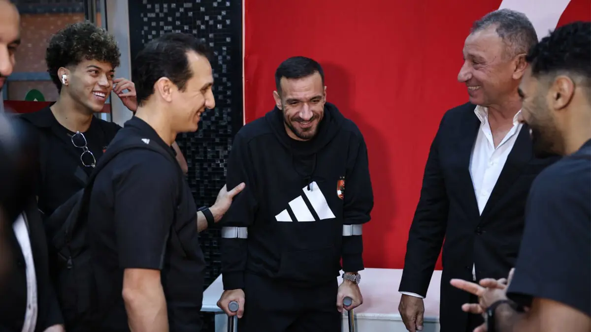 علي معلول يظهر بعكازين بعد مباراة الأهلي المصري والترجي (فيديو)