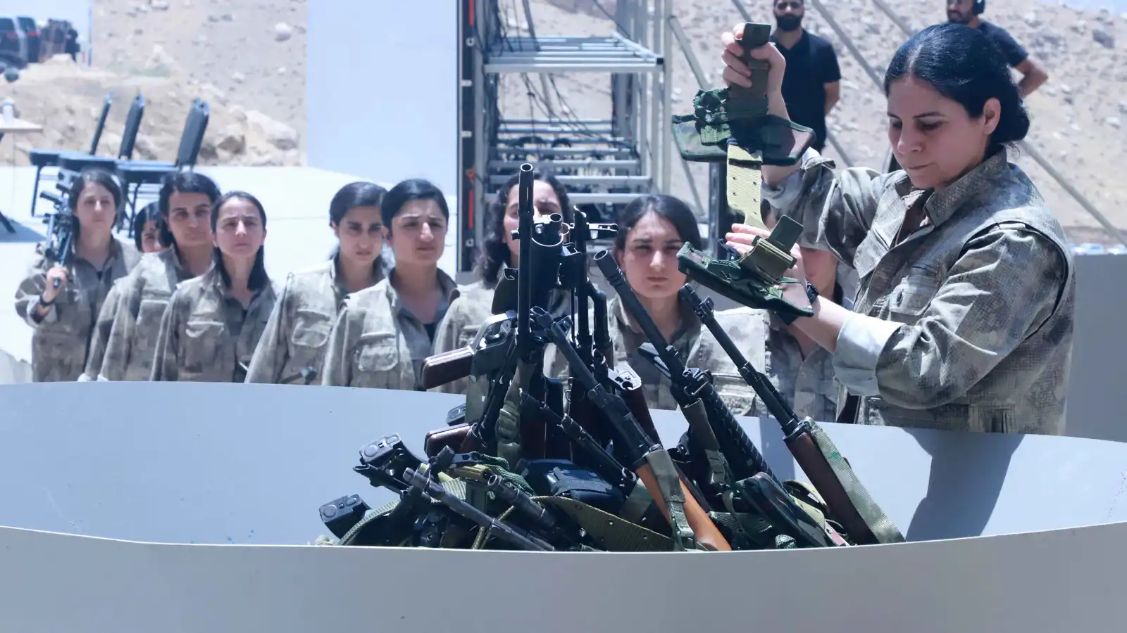 مقاتلو حزب العمال الكردستاني يلقون أسلحتهم 