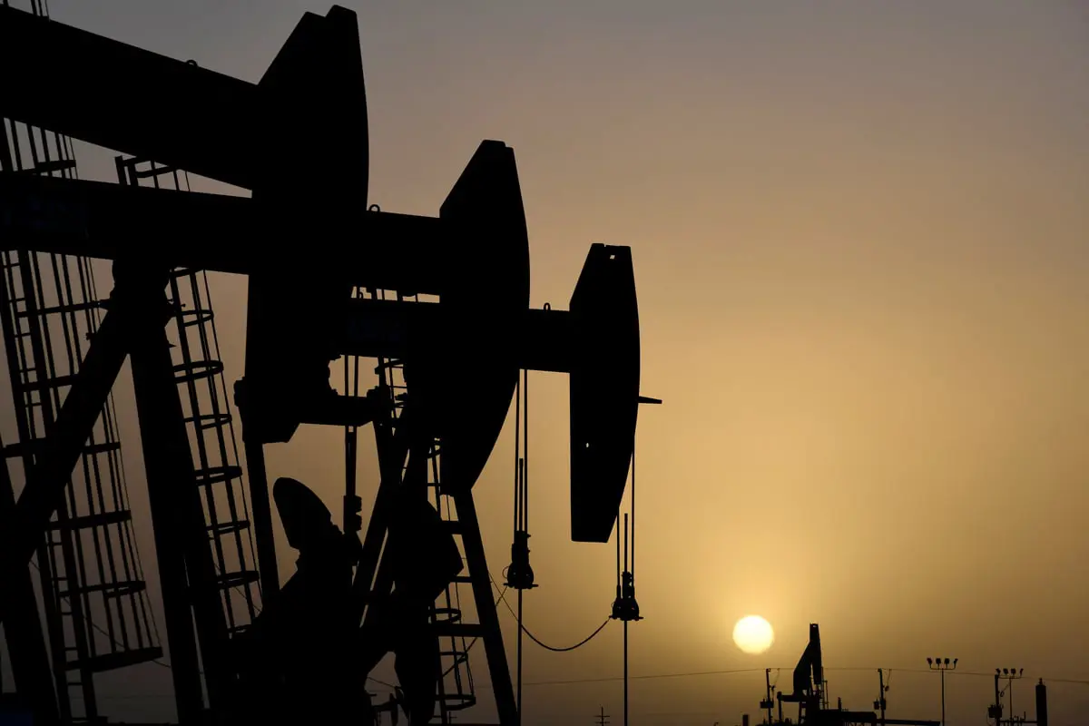 أسعار النفط تنخفض لليوم الثاني مع زيادة مخزونات الخام الأمريكية