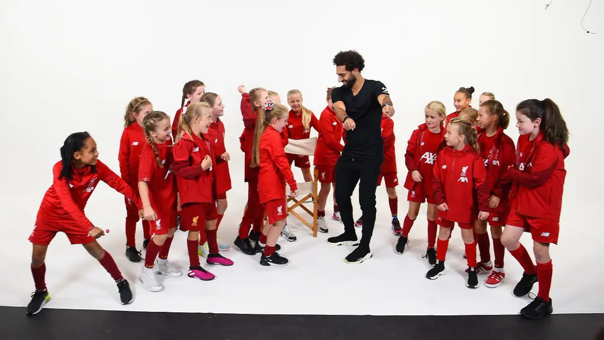 سوشيال ميديا الرياضة: محمد صلاح يداعب فتيات ليفربول.. ورونالدو سعيد بـ"الهاتريك"
