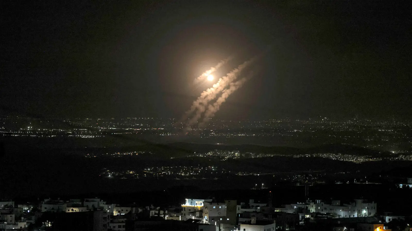 إيران تمدد حظر الطيران حتى صباح الخميس