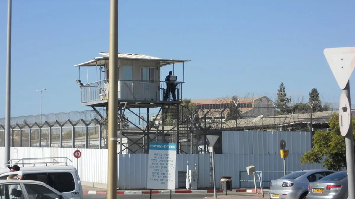 خلال زيارة لشقيقها الأسير.. فلسطينية تطعن مجندة إسرائيلية في سجن رامون