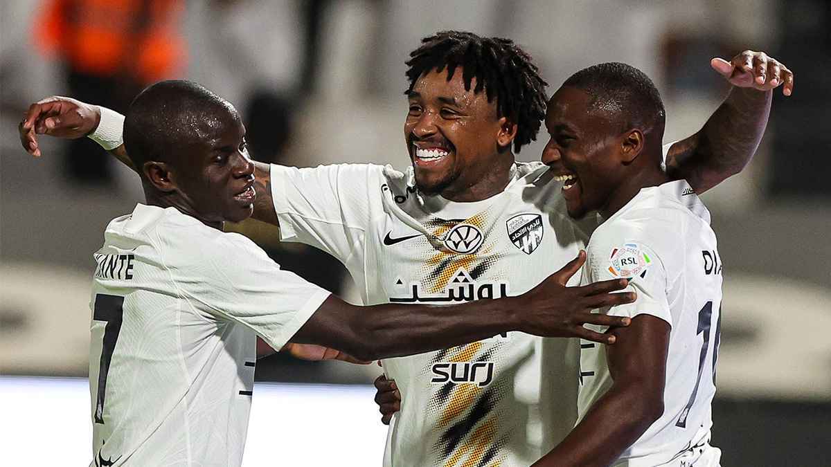 عكس برشلونة وليفربول.. لماذا لم يتراجع الاتحاد بعد حسم لقب الدوري السعودي؟ | إرم نيوز
