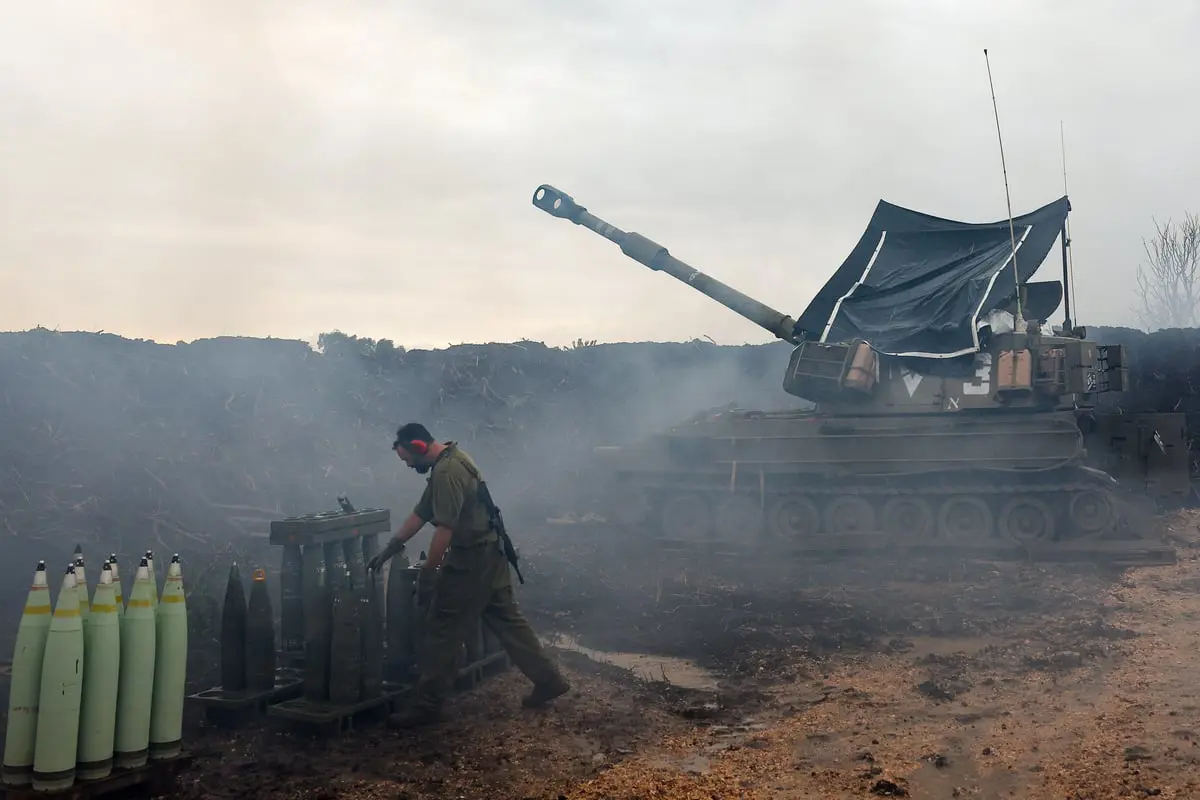جندي إسرائيلي بزي ديناصور يثير غضبا بإطلاق صواريخ على غزة (فيديو)