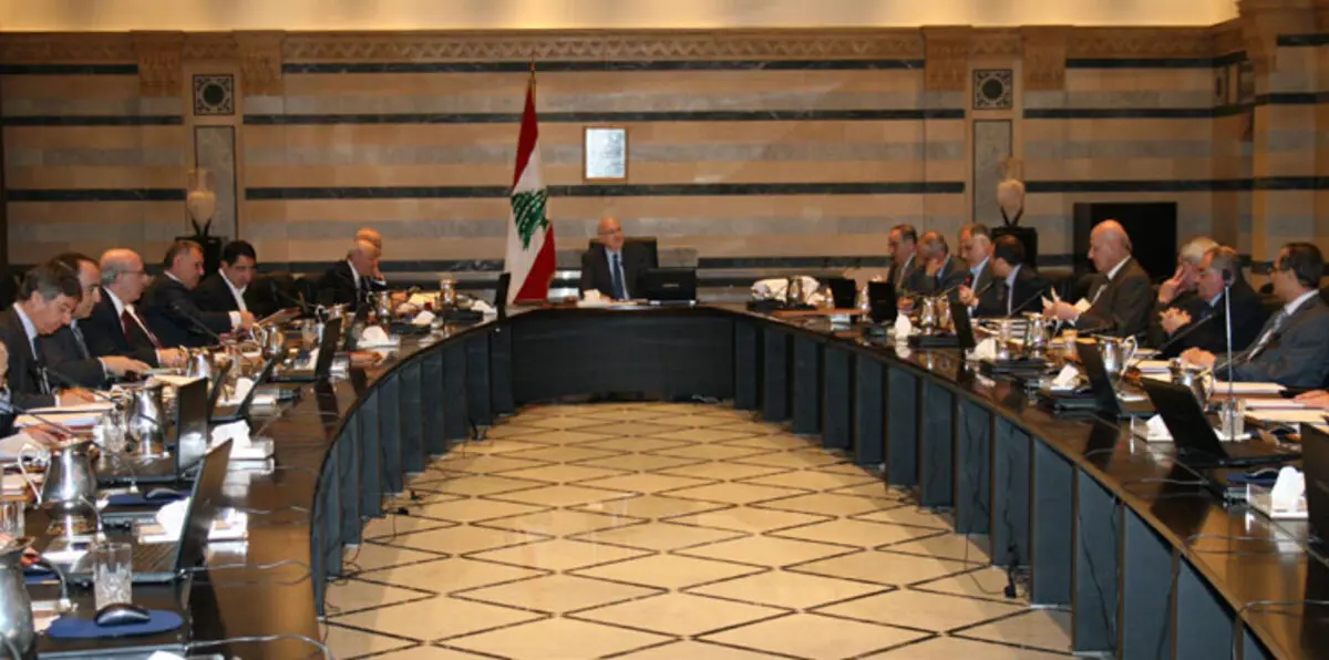 وزراء حزب الله وعون ينسحبون من جلسة للحكومة اللبنانية