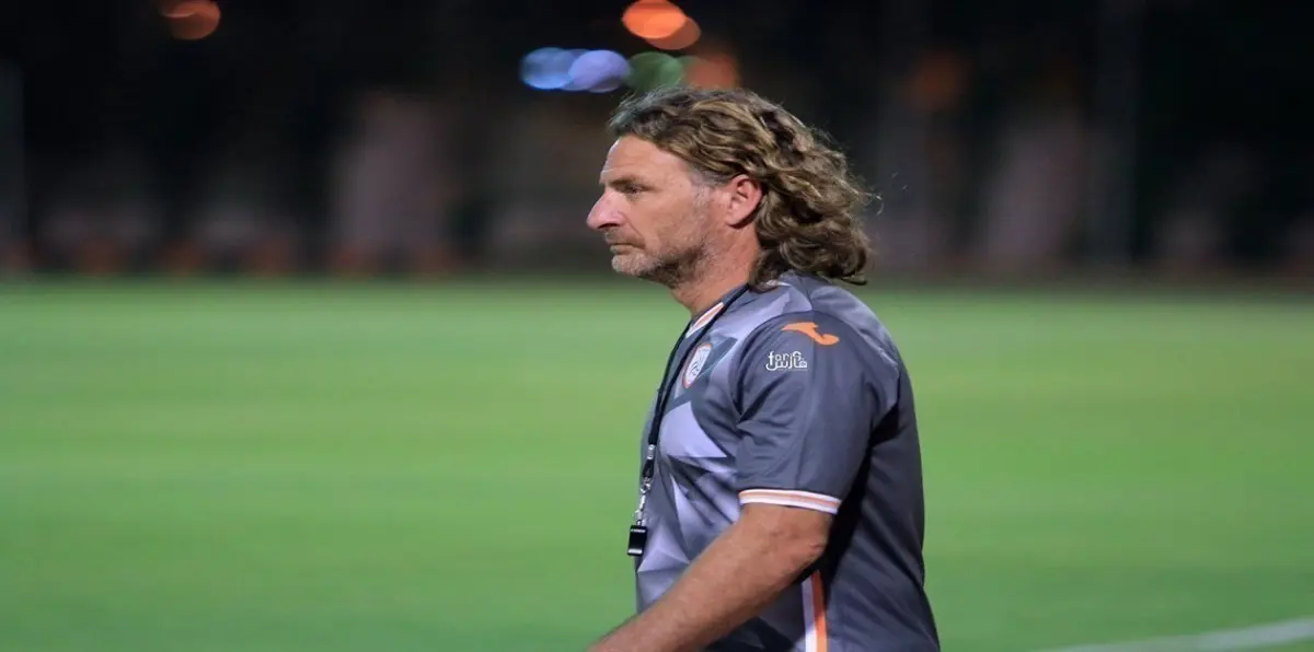 مدرب الشباب يتعهد بتحقيق نتيجة إيجابية أمام نادي الهلال في الدوري السعودي