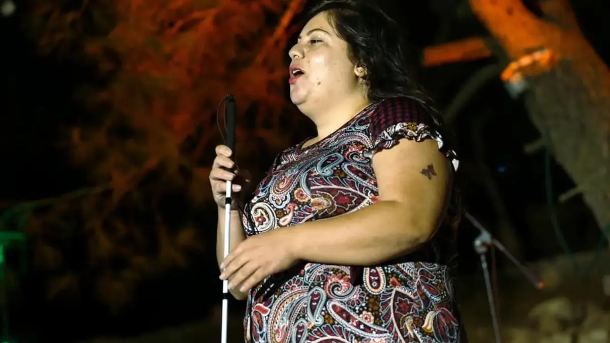 الفلسطينية شريهان الحدوة.. فنانة كوميدية كفيفة "تشعل" الضفة بالضحك