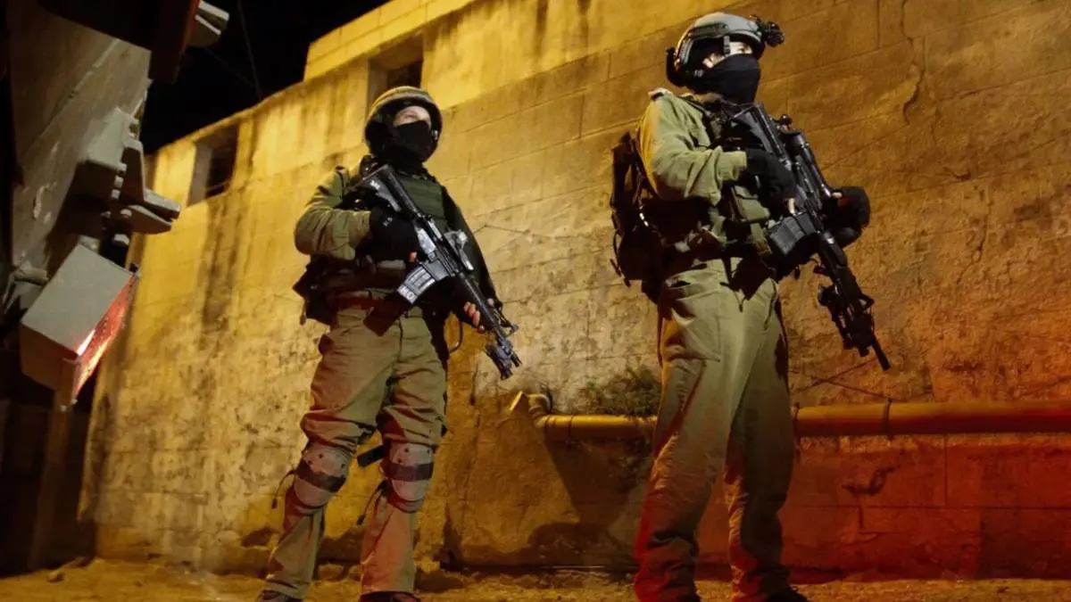  مقاطع فيديو وصور تثير جدلا: الجيش الإسرائيلي يجرد معتقلين فلسطينيين من ملابسهم   