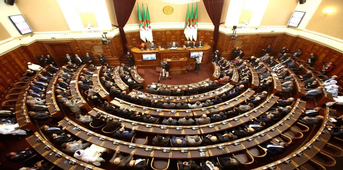 شلل بالبرلمان الجزائري في خضم أزمة رئيس مجلس الشعب والنواب