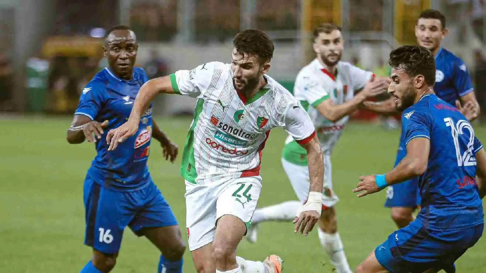 أحداث شغب في مباراة مولودية الجزائر والاتحاد المنستيري (فيديو)