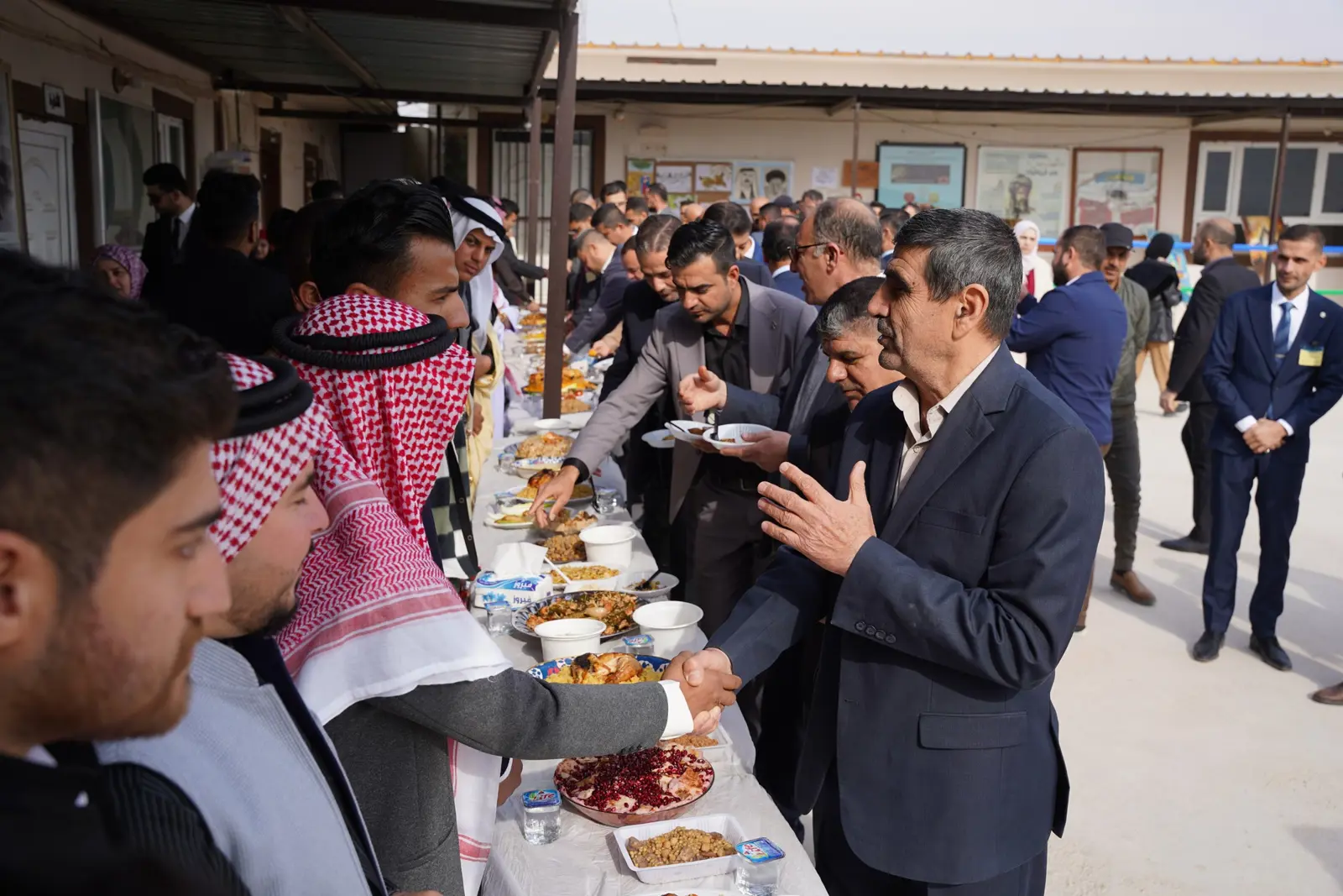 طلاب جامعة تلعفر يستقبلون الضيوف بالأزياء التراثية