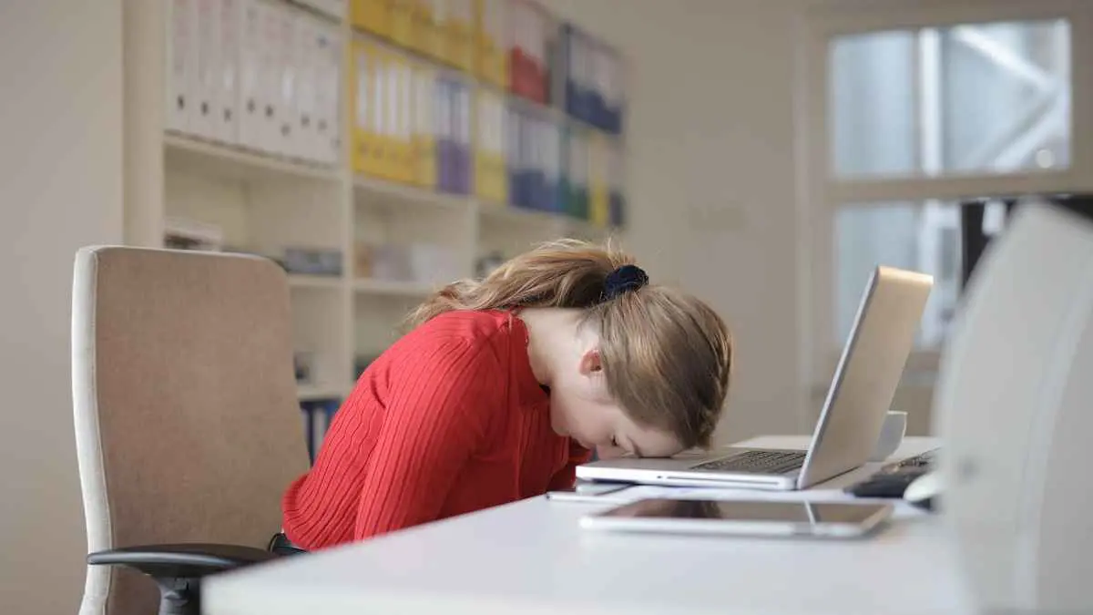 علامات خفية للإرهاق قد تستنزف طاقتك بهدوء
