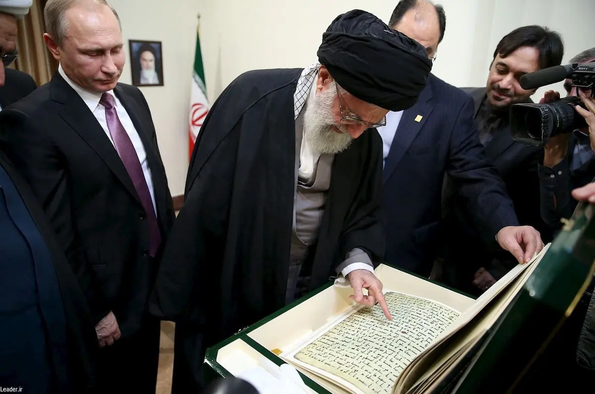 بالصور.. طهران تفجر مفاجأة صادمة بشأن هدية بوتين لخامنئي