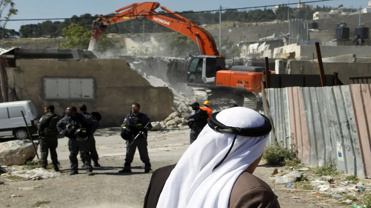 ابتزاز الاحتلال والضرائب الباهظة يجبران الفلسطينيين على هدم بيوتهم بأيديهم