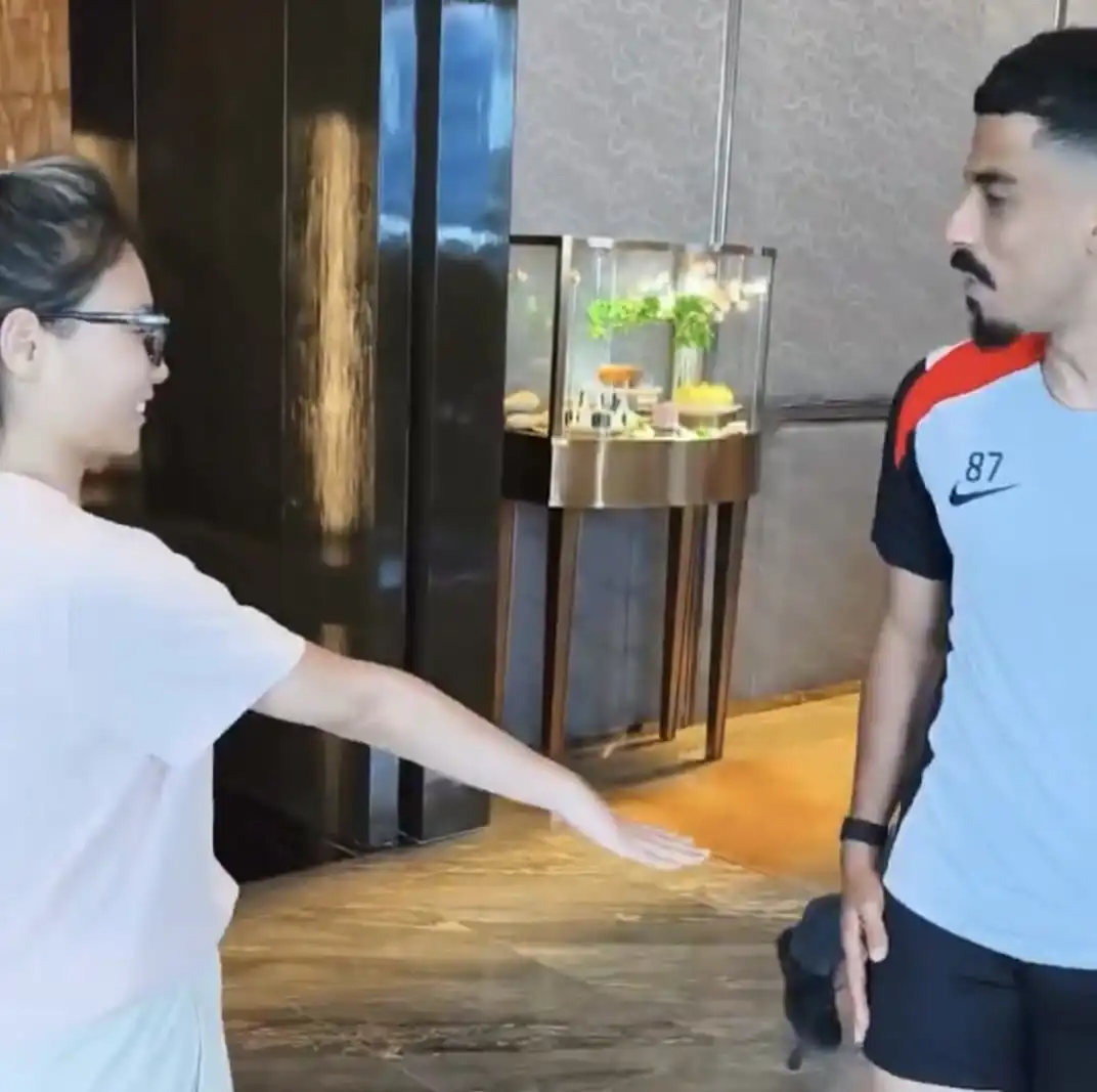 قاسم لاجامي يرفض مصافحة مشجعة أجنبية 