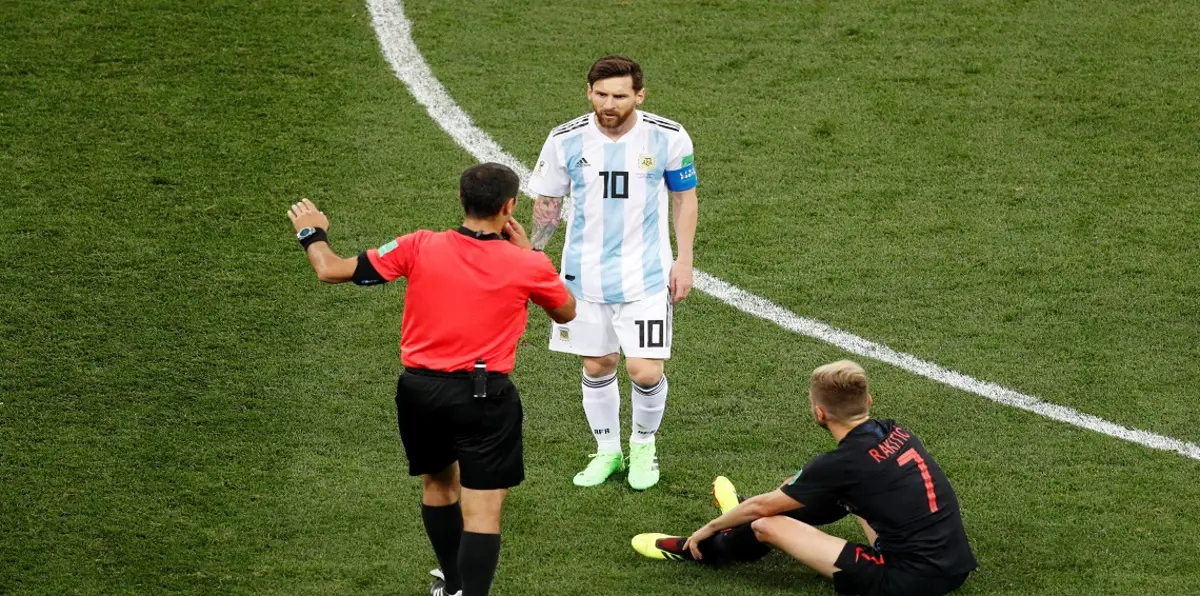 مباراة الأرجنتين وكرواتيا.. ميسي يضرب إيفان سترينتش لهذا السبب (فيديو)