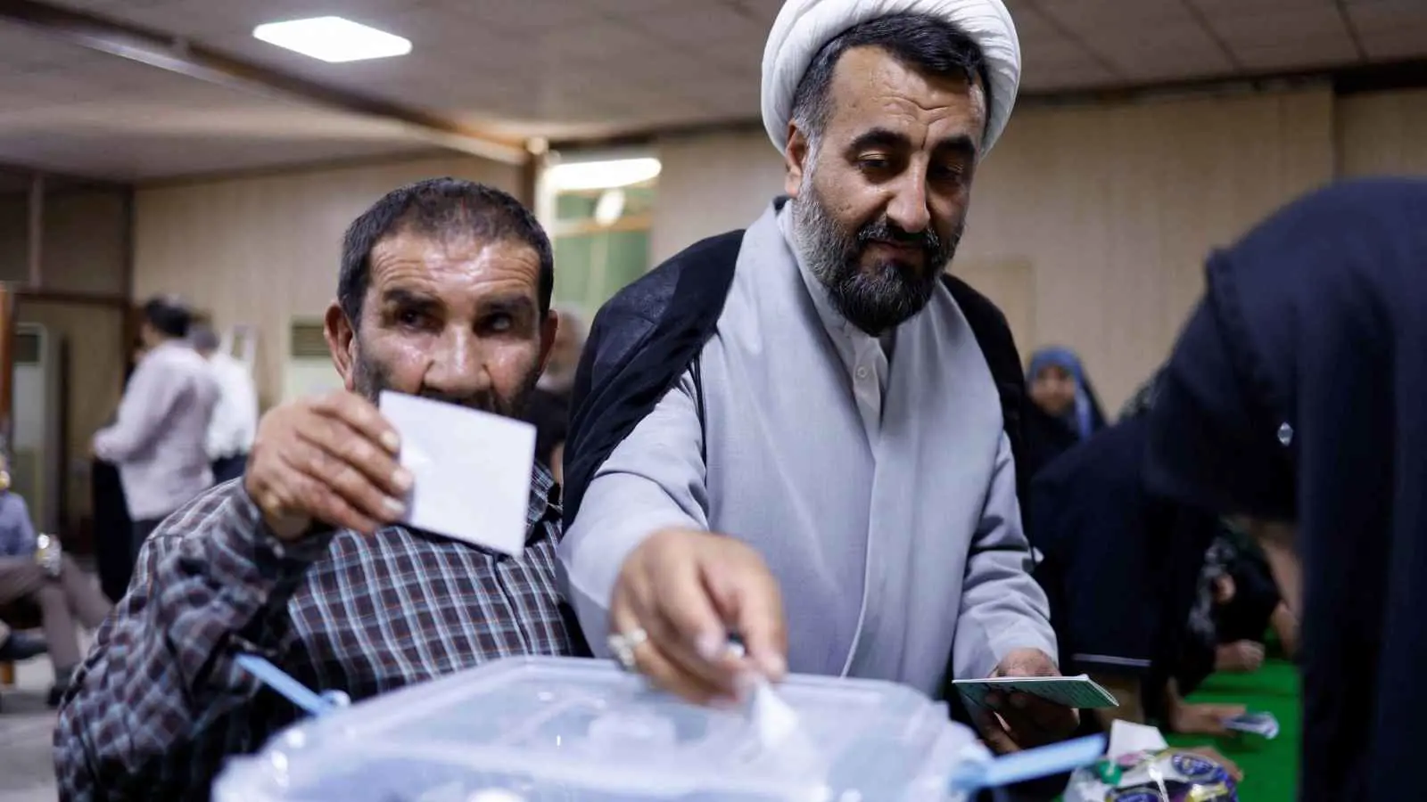 إيران.. "إقبال باهت" على الجولة الثانية من الانتخابات الرئاسية (فيديو)