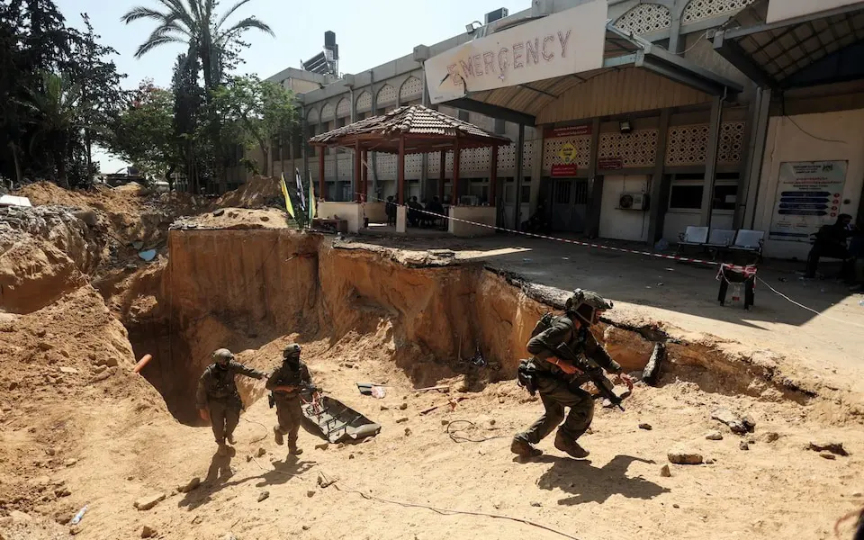 جنود إسرائيليون يخرجون من الحفرة التي يقع فيها النفق