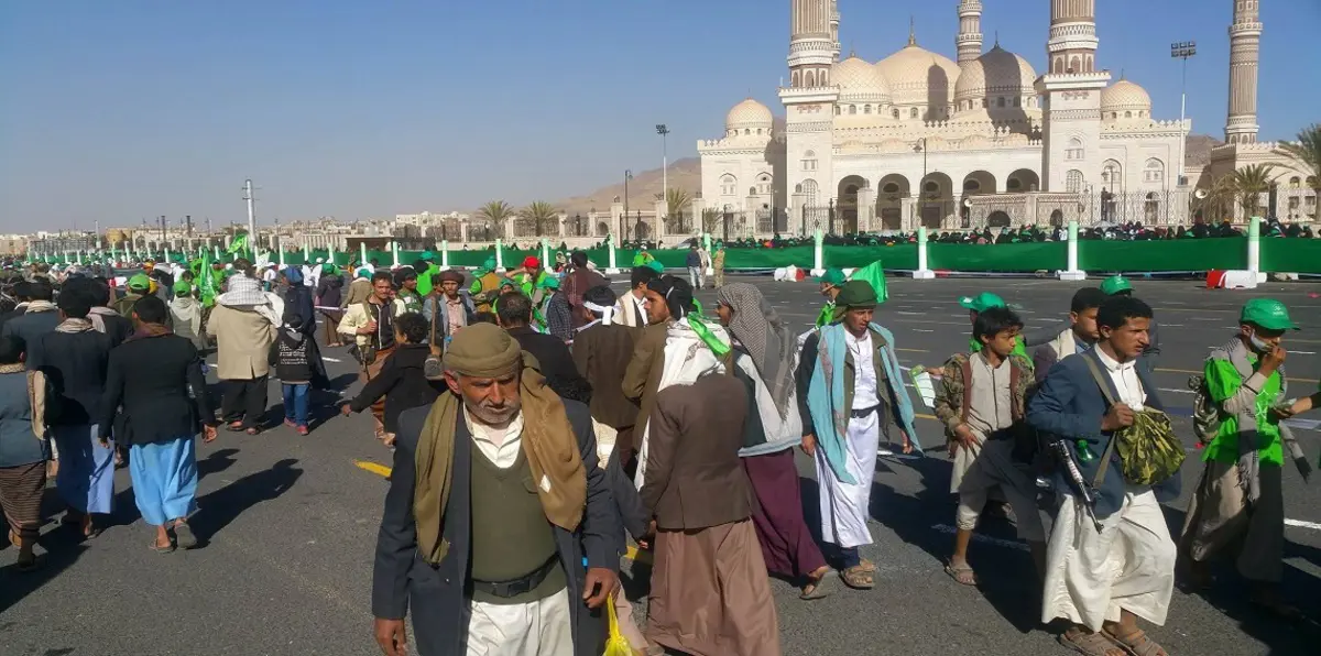 فيديو يستفز اليمنيين.. الحوثيون يرقصون بأهم مسجد في البلاد