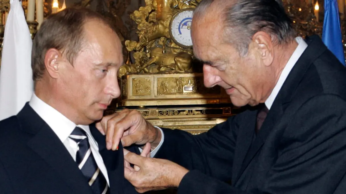 ماكرون لا يستبعد سحب وسام جوقة الشرف من بوتين