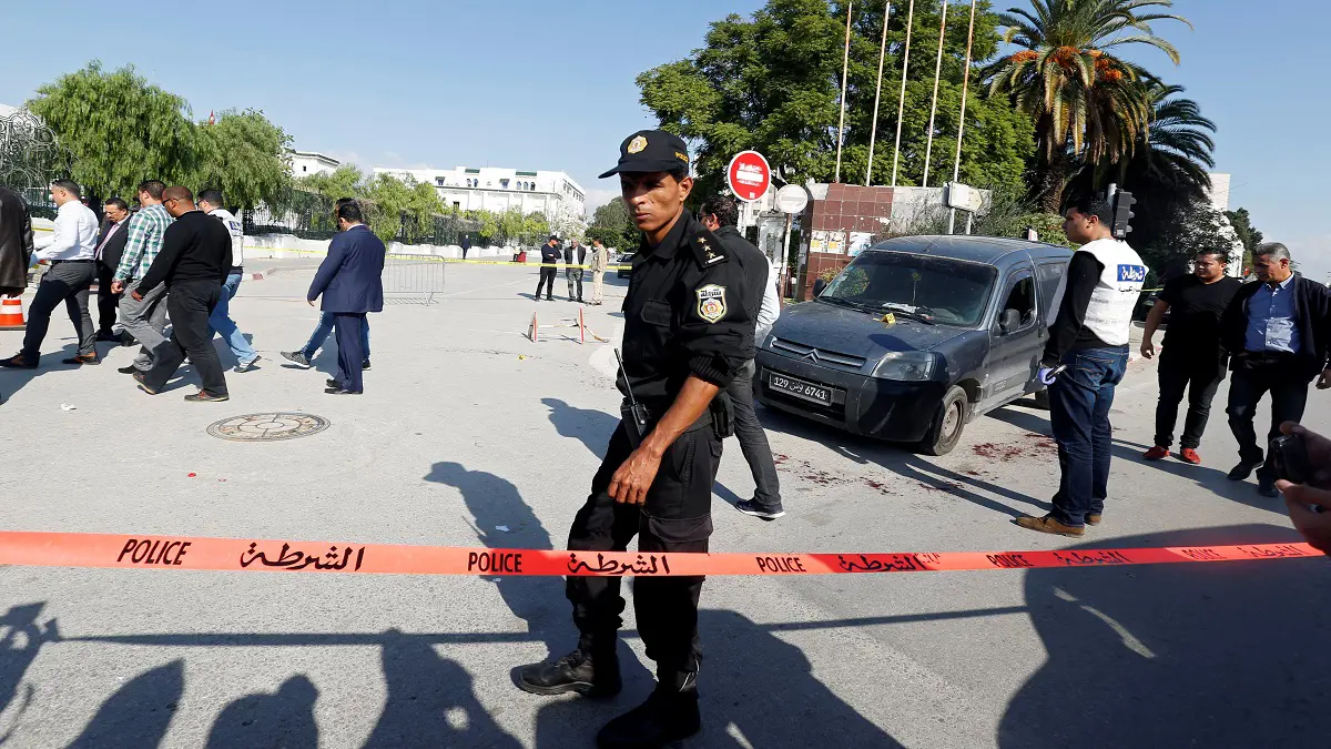 قتيل ومصابون بتفجير انتحاري استهدف سيارة للشرطة قرب السفارة الفرنسية بتونس 