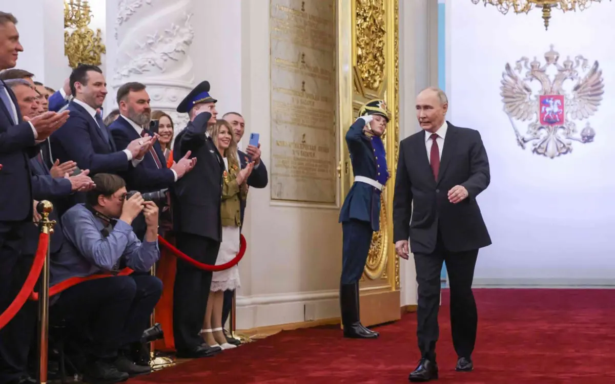 خرق البرتوكول.. من هو الرجل الذي صافحه بوتين خلال حفل تنصيبه؟ (فيديو)
