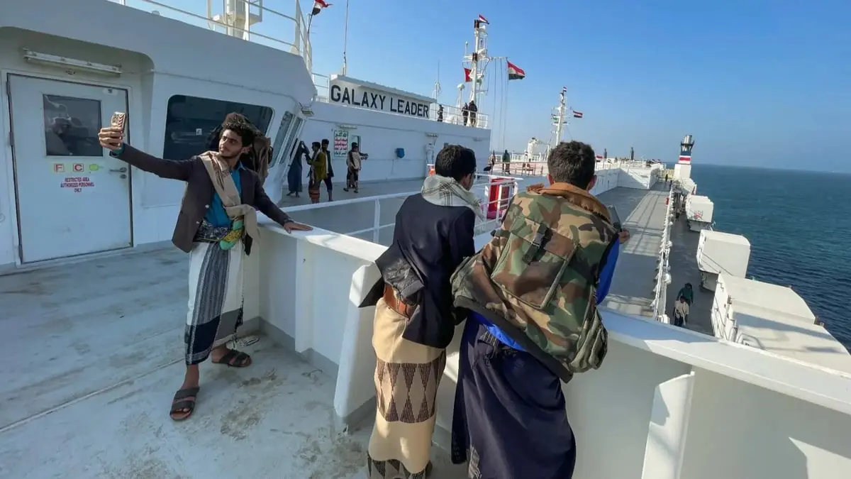مباحثات يمنية أمريكية بشأن هجمات الحوثيين في البحر الأحمر