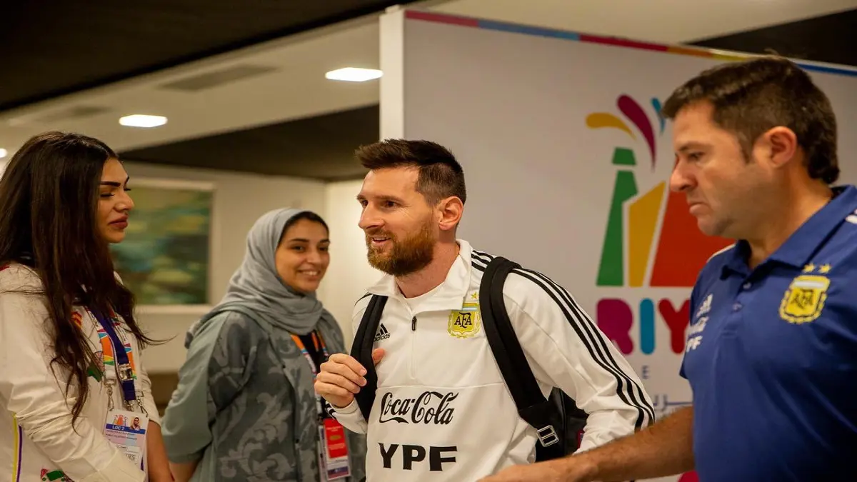 مباراة الأرجنتين والبرازيل.. لحظة وصول ميسي ومنتخب التانغو إلى الرياض (فيديو)