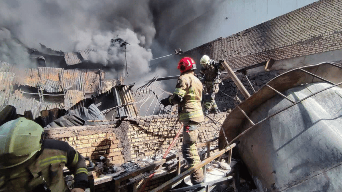 إيران.. اندلاع حريق في مصنع جنوب طهران (فيديو)