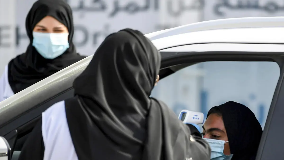 الإمارات تسجل 4 وفيات و 518 إصابة جديدة بكورونا