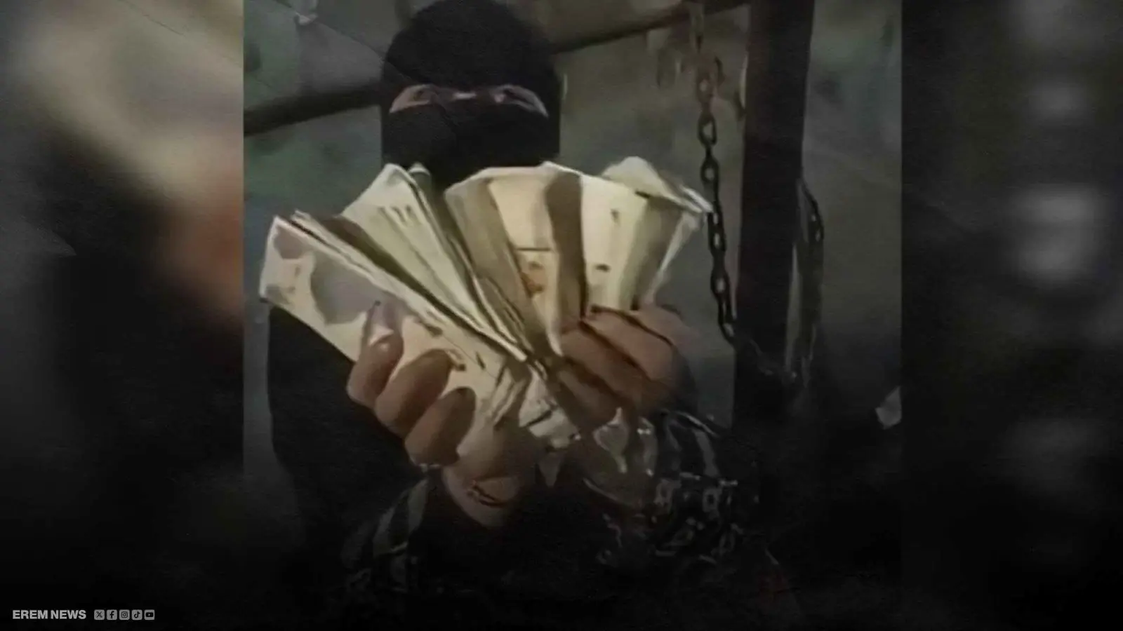 تتباهى بثروة ضخمة أمام مسجد.. متسوّلة تُفجّر عاصفة من الجدل (فيديو)