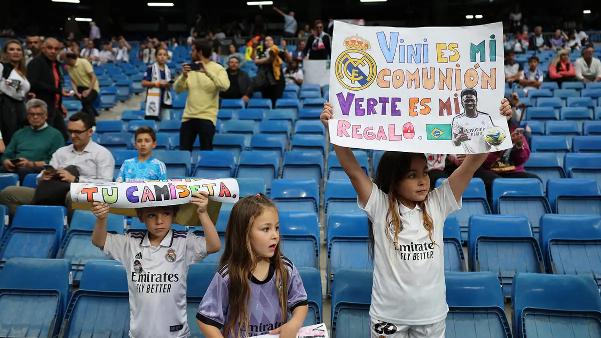 "طفح الكيل".. جمهور ريال مدريد يدعم فينيسيوس جونيور بهذه الطريقة (فيديو)