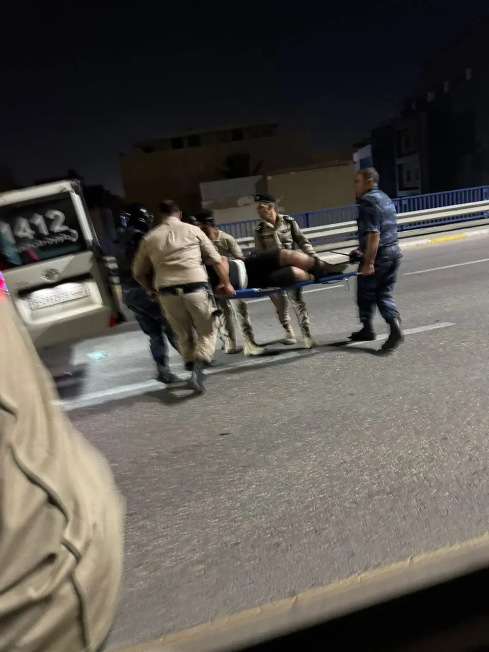 نقل رجل أمن ليبي بسيارة إسعاف