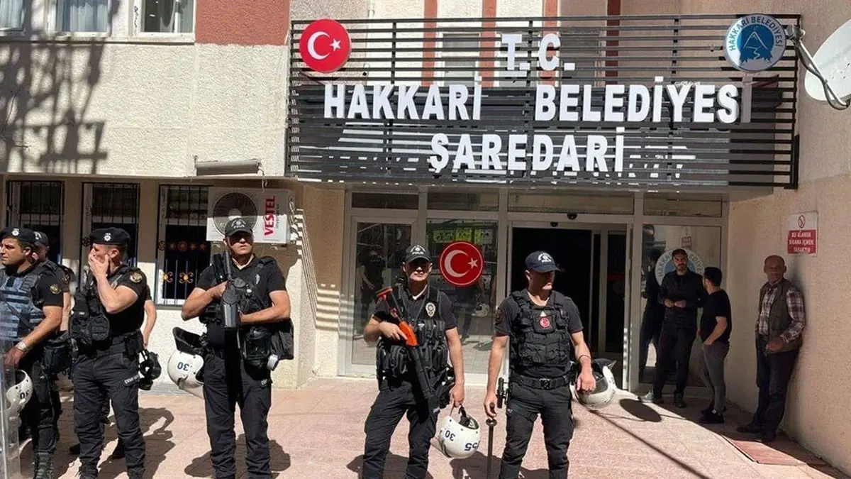 غضب في صفوف المعارضة التركية بعد إقالة رئيس بلدية مؤيد للأكراد 