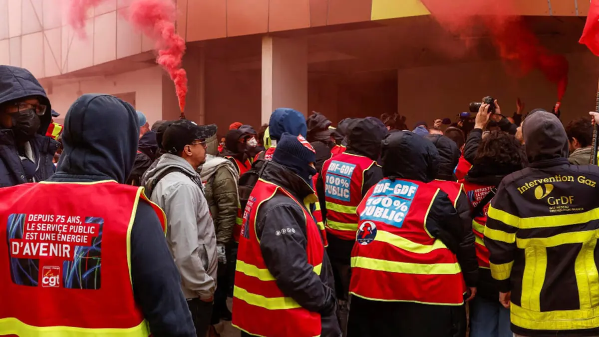 أزمة قانون "التقاعد" مستمرة.. احتجاجات واشتباكات مع الشرطة في فرنسا