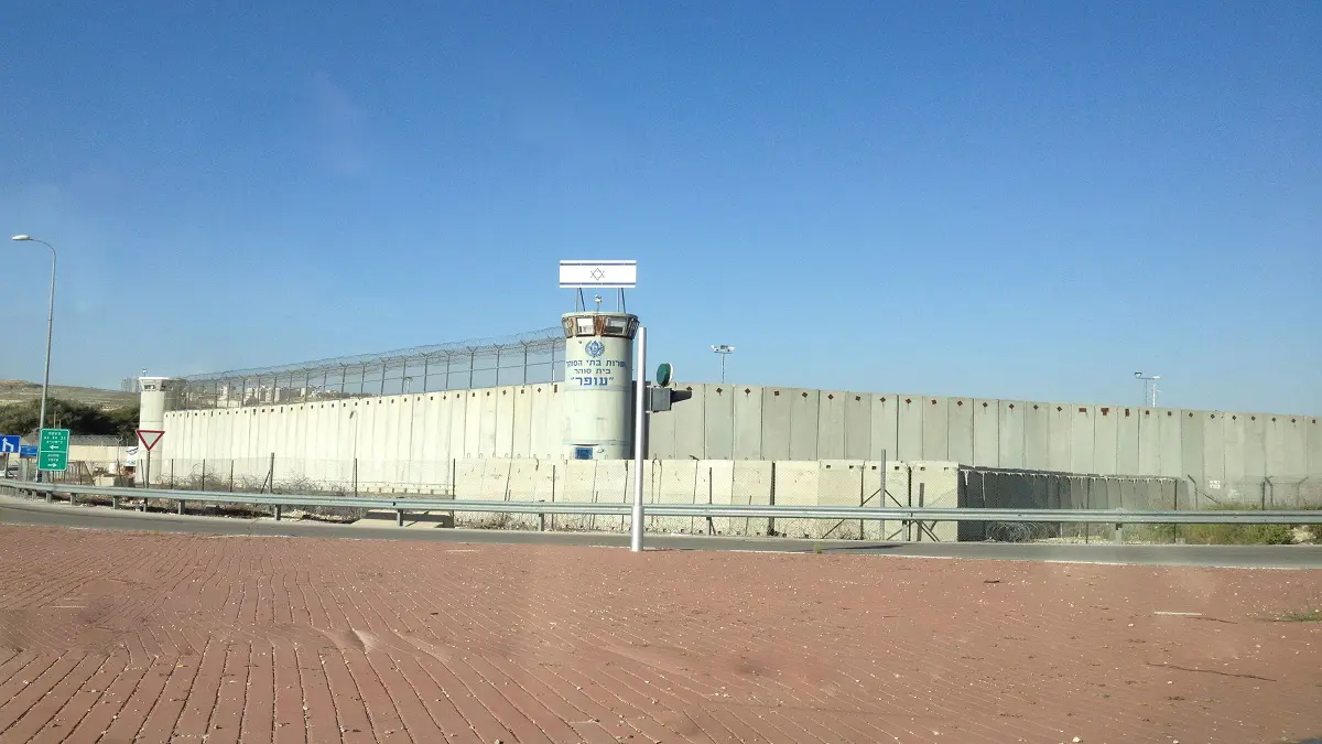 توتر بسجن عوفر الإسرائيلي بعد مداهمة غرف الأسرى الفلسطينيين (فيديو)