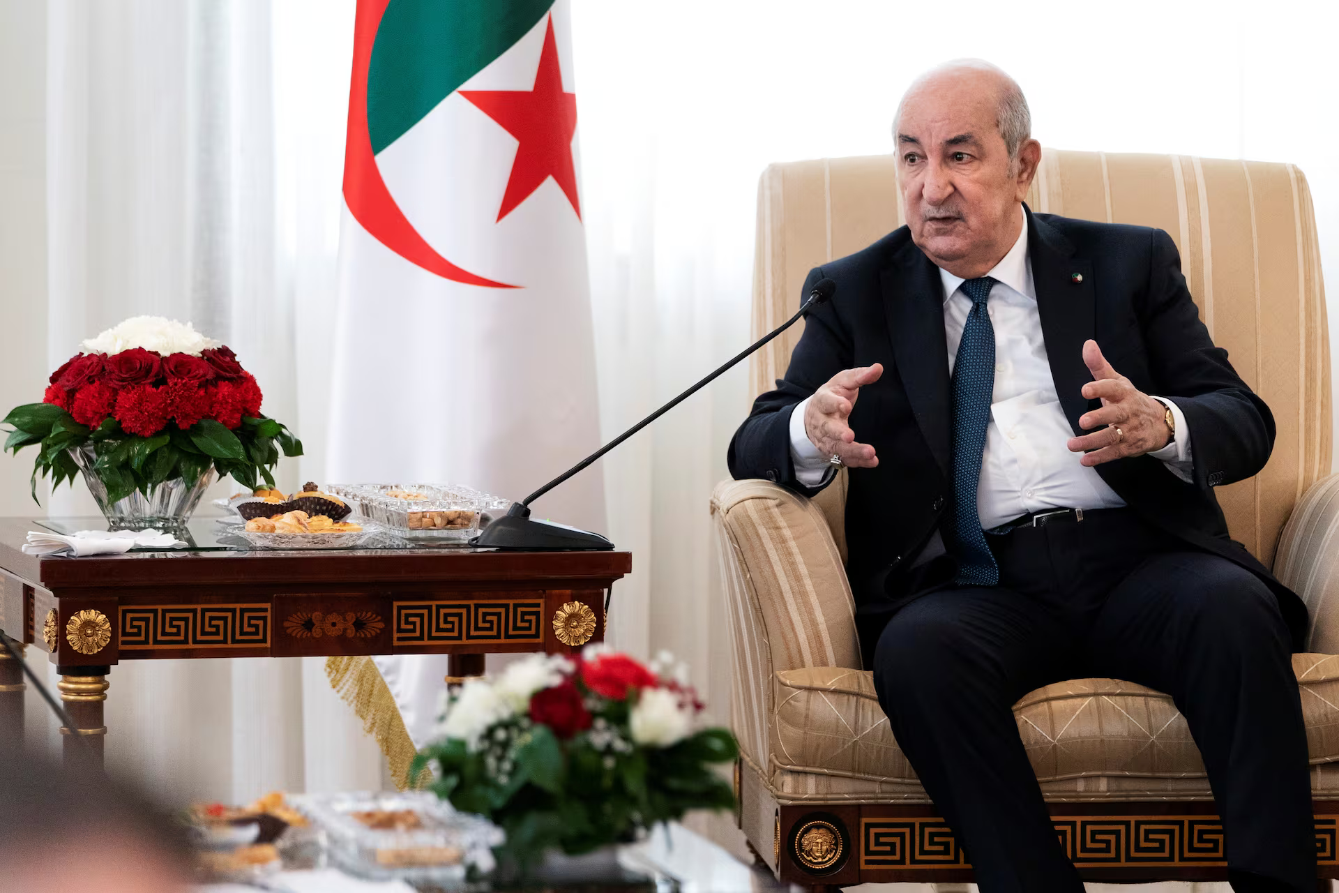 الجزائر.. لماذا أبقى تبون "الغموض" على ترشحه للانتخابات الرئاسية؟
