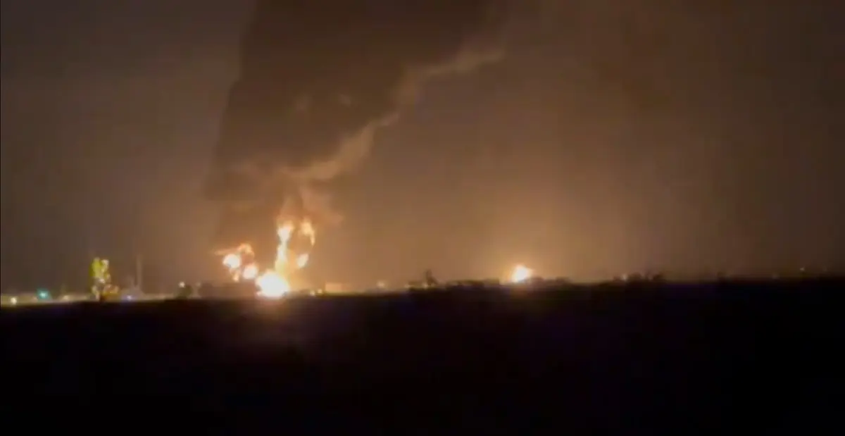 الجيش السوداني يقصف مصفاة الجيلي النفطية في الخرطوم (فيديو)