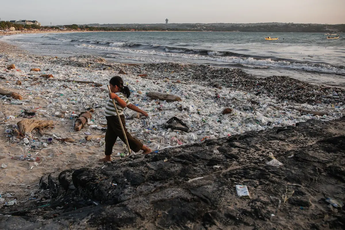 بمشهد صادم.. شواطئ بالي غارقة بالقمامة والنفايات البلاستيكية (صور)