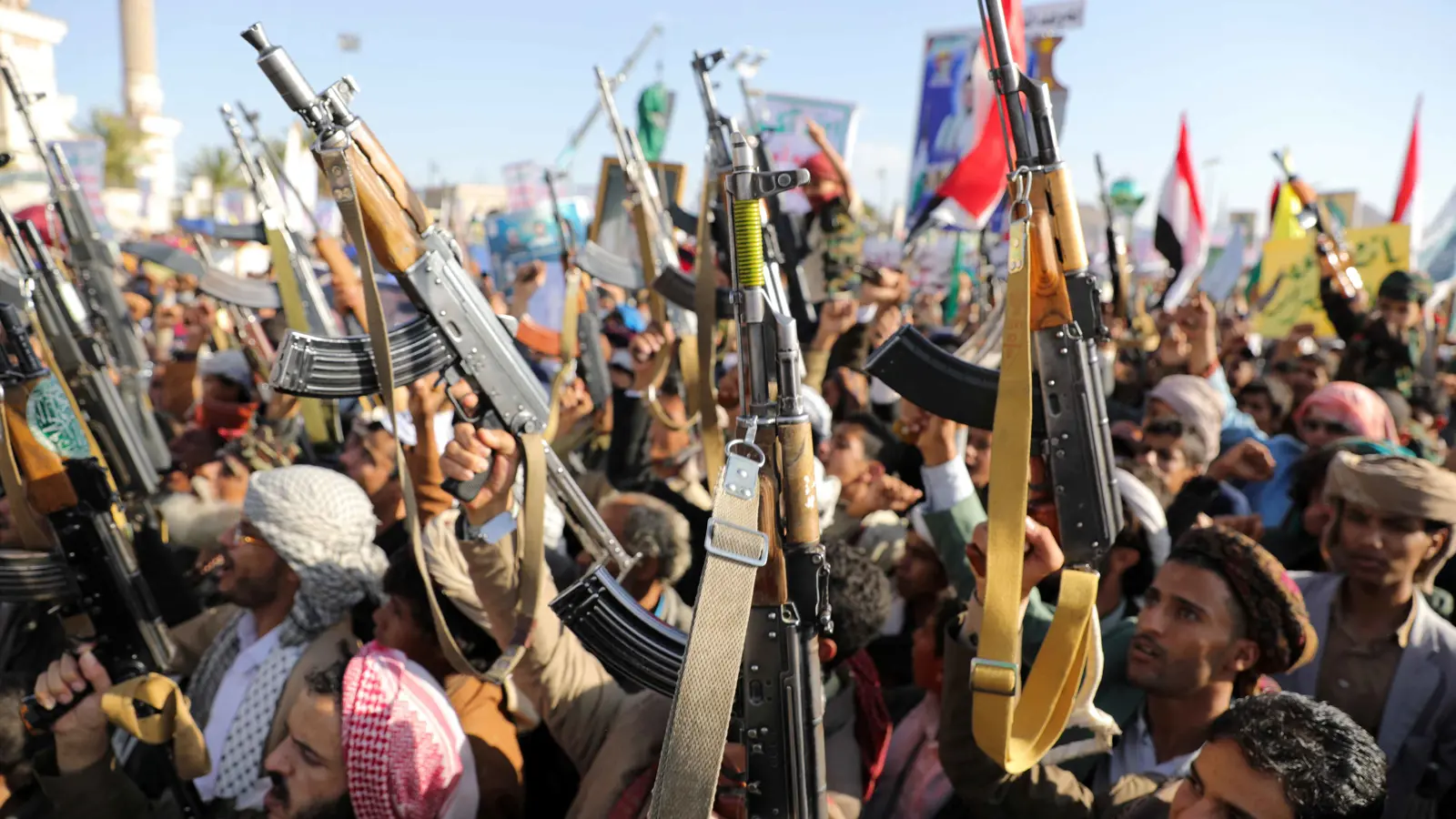 حوثيون يحملون أسلحة أثناء تجمعهم لإظهار الدعم لحزب الله اللبناني والفلسطينيين في قطاع غزة، في صنعاء، اليمن
