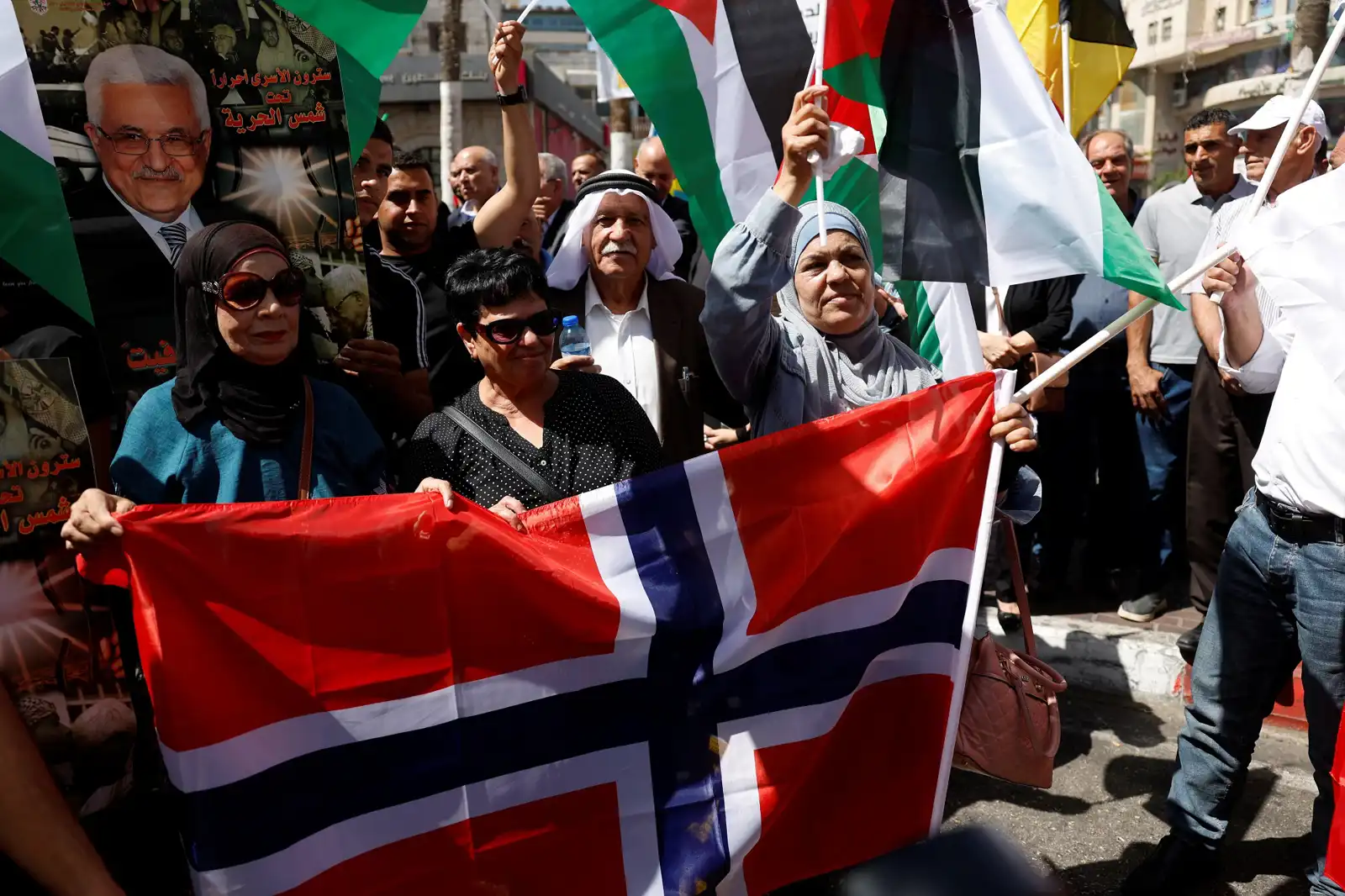 فلسطينيون يحتفلون بالاعتراف الدولي بفلسطين