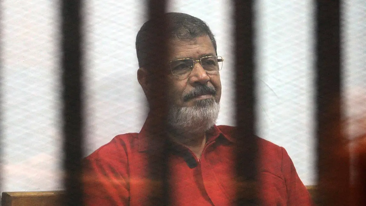 ما حقيقة مقطع فيديو لآخر لحظات محمد مرسي أثناء محاكمته؟