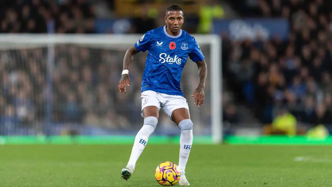 أشلي يونغ لاعب إيفرتون