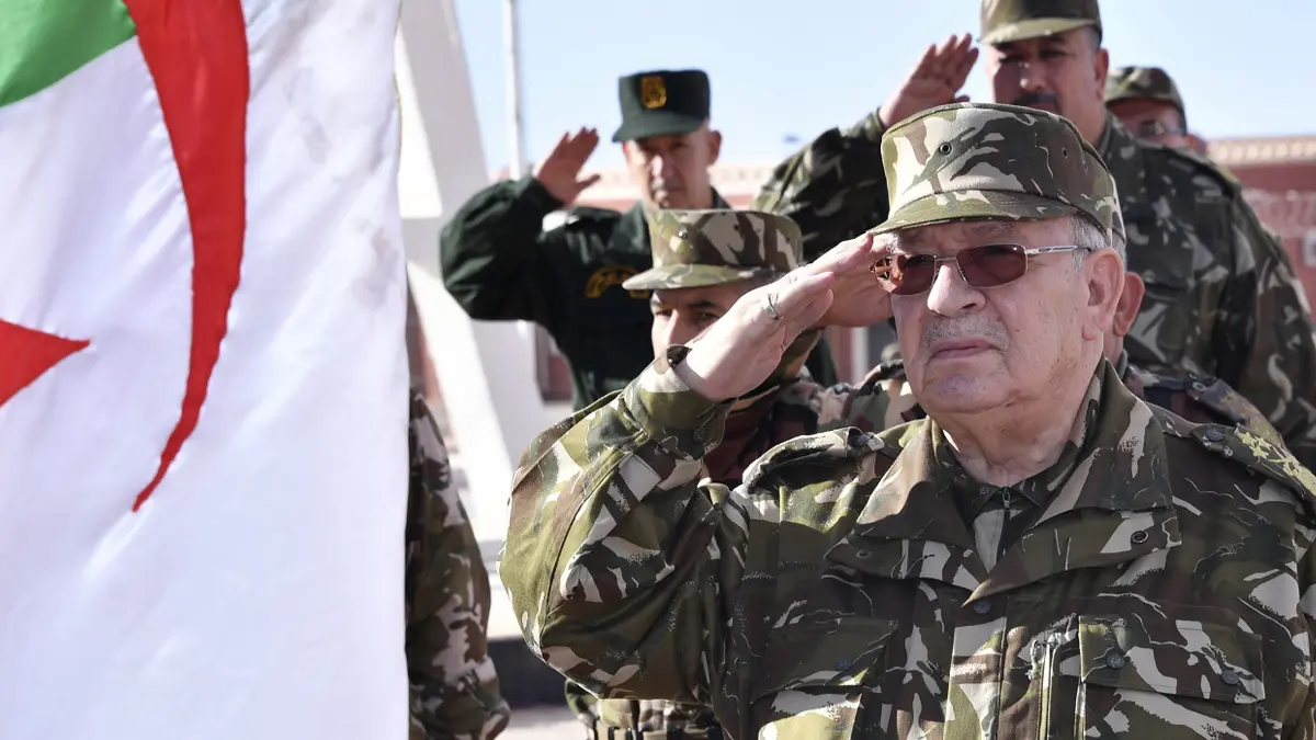 قائد الجيش الجزائري يدعم مبادرة الرئيس المؤقت ويهاجم دعاة "الدولة المدنية" ‎‎
