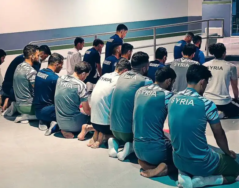 صلاة المغرب تجمع لاعبي الكويت وسوريا