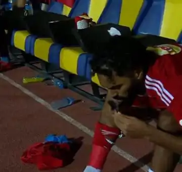 تقبيل حسين الشحات لواقي الساق